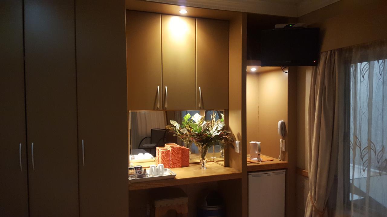Bubez Guesthouse Барбертон Экстерьер фото